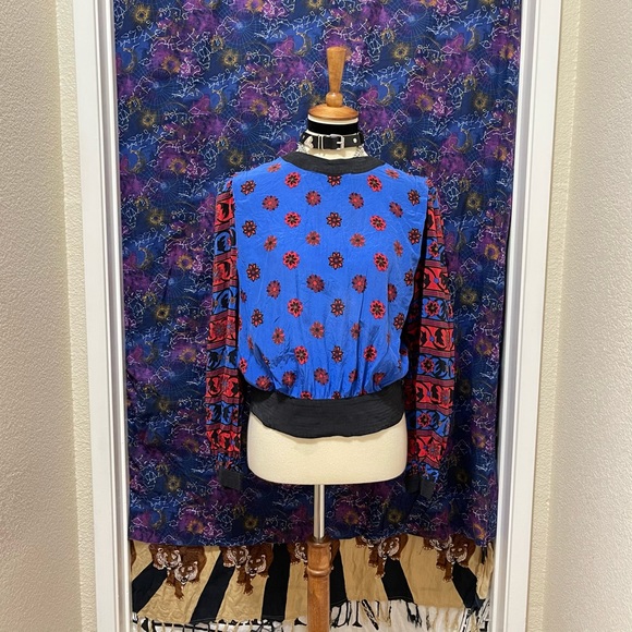 🌈 Lovely Vintage flower art blouse - Picture 2 of 11